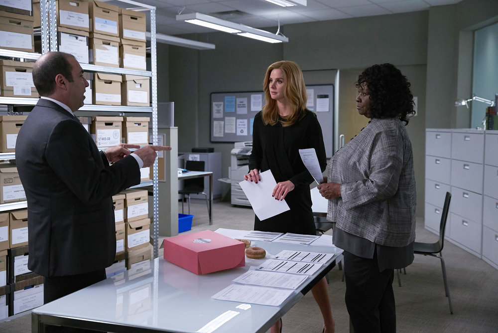 SUITS -- "Shake the Trees" Episode 607 -- Pictured: (l-r) Rick Hoffman as Louis Litt, Sarah Rafferty as Donna Paulsen, Aloma Wright as Gretchen Bodinski -- (Photo by: Shane Mahood/USA Network) Suits Photo Preview: Bad News (Season 6 Episode 7) - Part 3