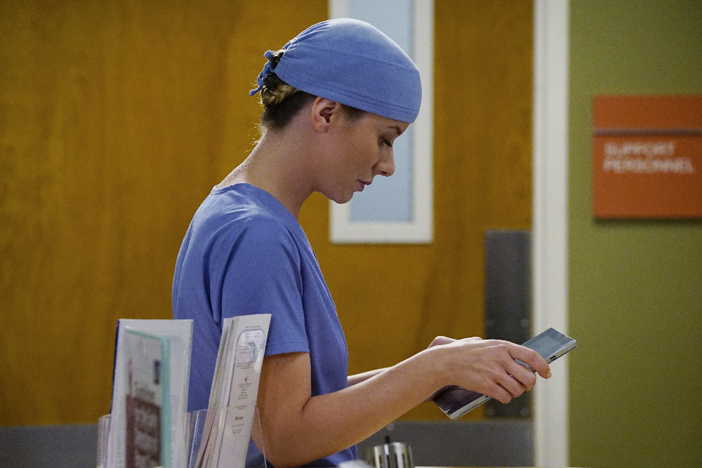 GREY Grey’s Anatomy Photo Preview: Guess Who’s Back? (Season 13 Episode 6) - Part 2'S ANATOMY - "Roar" - A familiar face returns to Grey Sloan, throwing many of the doctors for a loop. With Catherine putting on the pressure, Bailey has to make a decision about Alex while a tough ER case makes Amelia's bad day even worse, on "Grey's Anatomy," THURSDAY, OCTOBER 27 (8:00-9:00 p.m. EDT), on the ABC Television Network. (ABC/Richard Cartwright) TESSA FERRER
