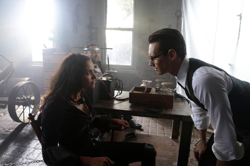 GOTHAM: L-R: Jessica Lucas, Drew Powell and Cory Michael Smith in the ÒMad City: Time BombÓ episode of GOTHAM airing Monday, Nov. 21 (8:00-9:01 PM ET/PT) on FOX. Cr: FOX. Gotham Review: Time Bomb (Season 3 Episode 10)