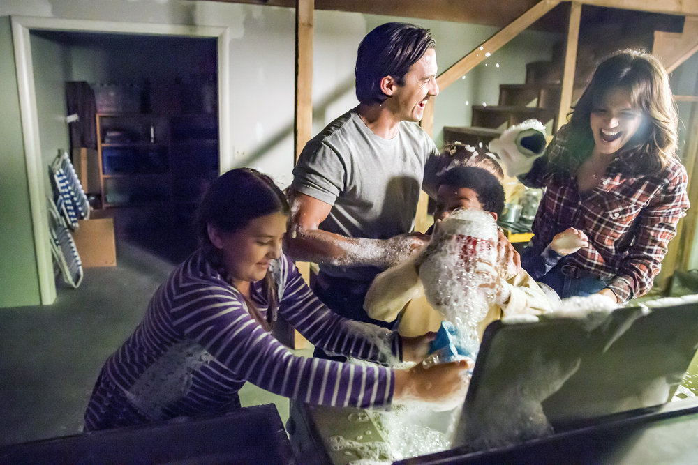 This Is Us - Season 1 | Tell-Tale TV THIS IS US -- "The Best Washing Machine in the Whole World " Episode 107 -- Pictured: (l-r) Milo Ventimiglia as Jack, Mandy Moore as Rebecca -- (Photo by: Ron Batzdorff/NBC)