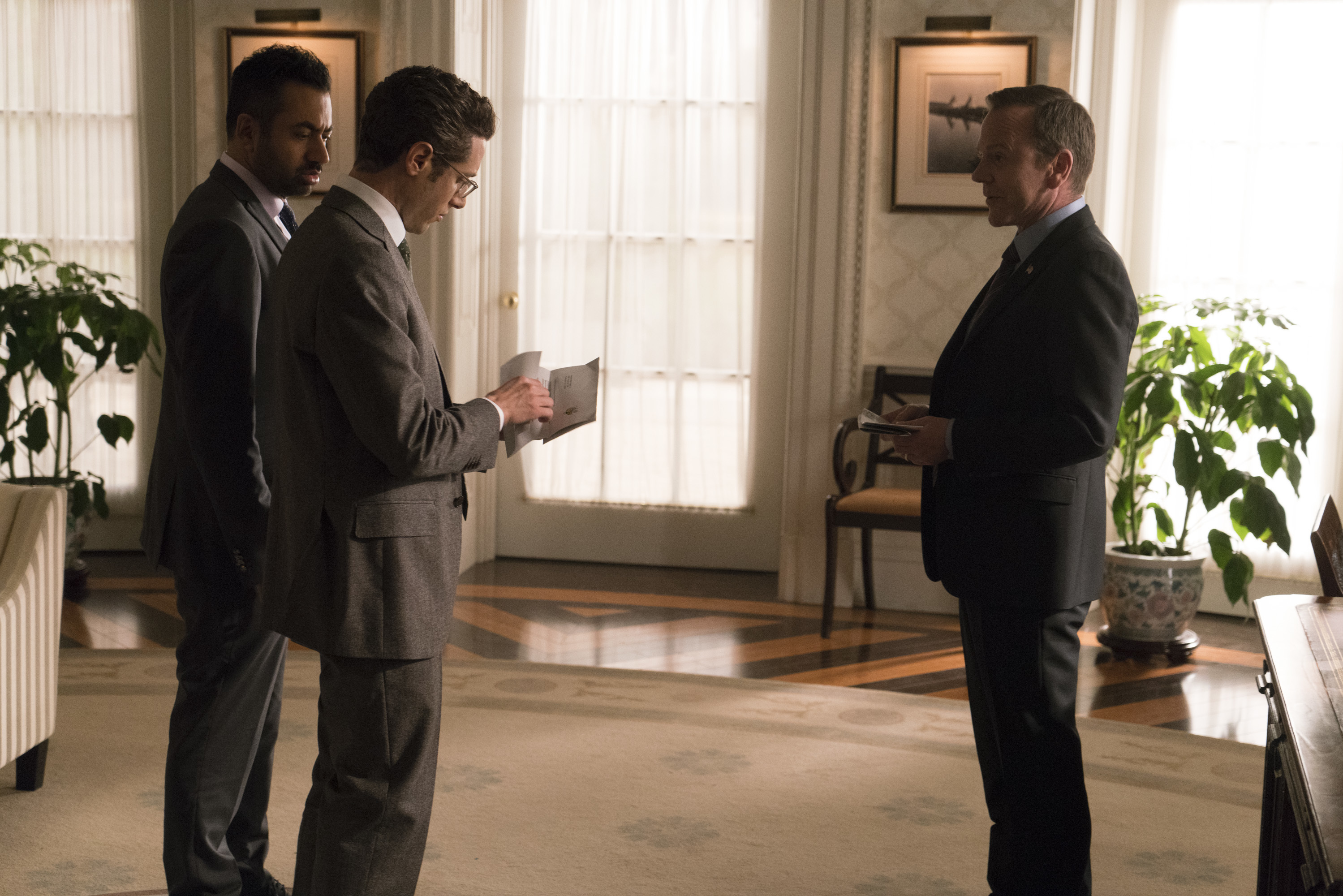 KAL PENN, PAULO COSTANZO, KIEFER SUTHERLAND Preview — Designated Survivor Season 2 Episode 9: Three-Letter Day - Part 2