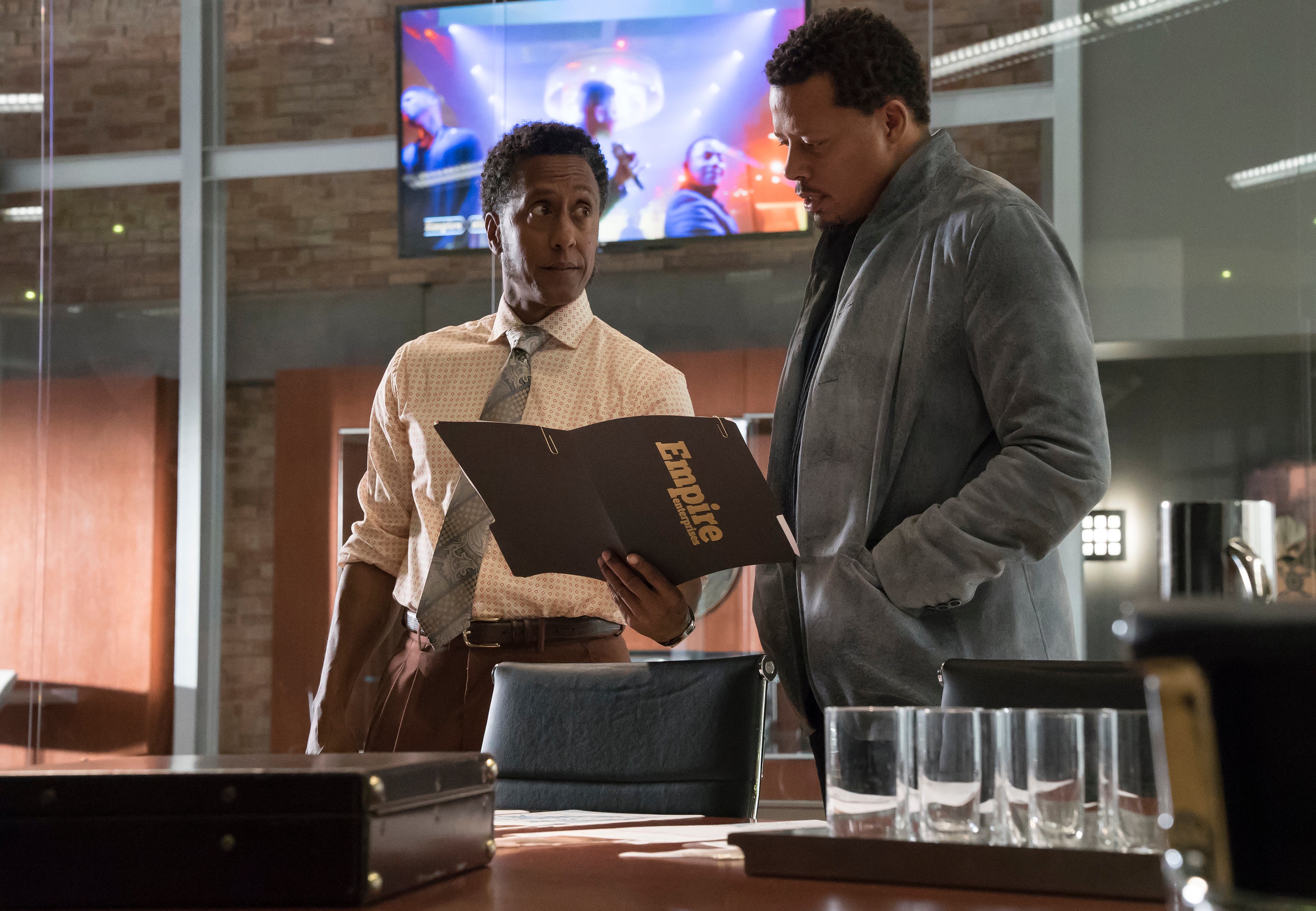 ffEMP-S4_408-sc10-ch_0634_f_hires2 Empire Review: Cupid Painted Blind (Season 4 Episode 8) EMPIRE: Pictured L-R: Andre Royo and Terrence Howard in the "Cupid Painted Blind" episode of EMPIRE airing Wednesday, Dec. 6 (8:00-9:00 PM ET/PT) on FOX. ©2017 Fox Broadcasting Co. CR: Chuck Hodes/FOX