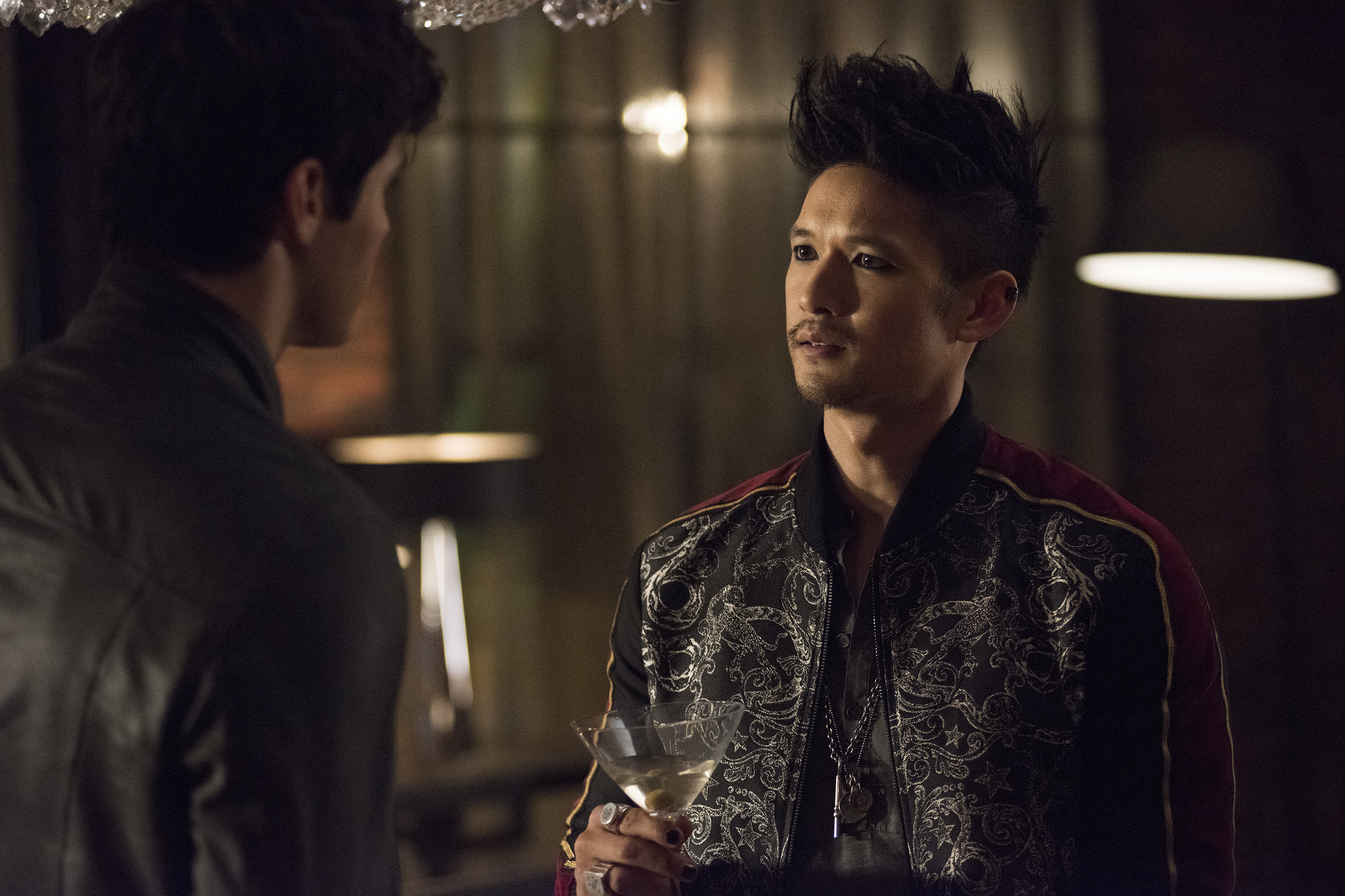 MATTHEW DADDARIO, HARRY SHUM JR. Shadowhunters Review: On Infernal Ground (Season 3 Episode 1)
