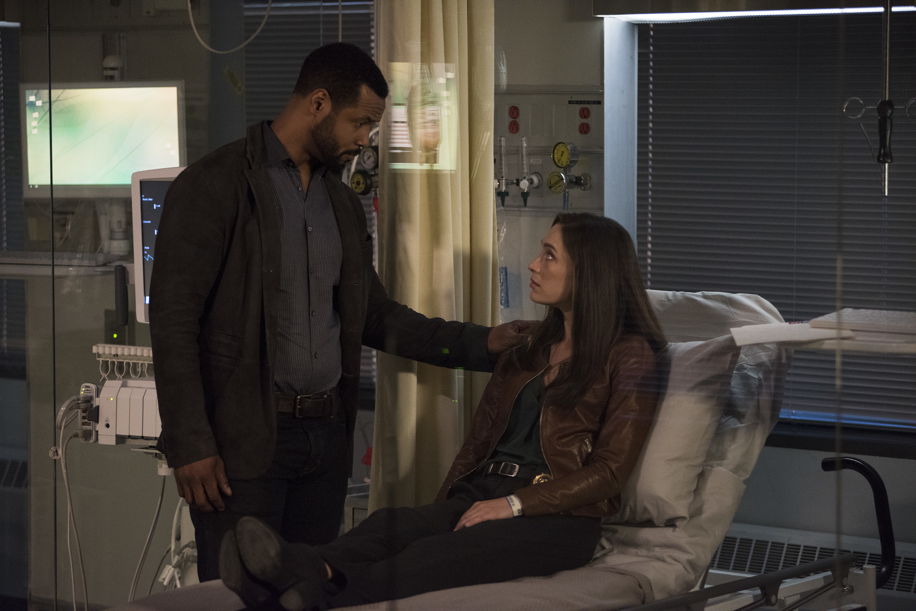 ISAIAH MUSTAFA, ALEXANDRA ORDOLIS Shadowhunters Review: On Infernal Ground (Season 3 Episode 1)