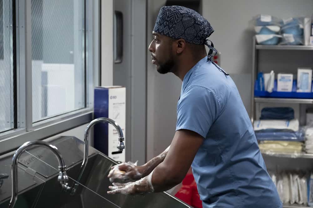New Amsterdam Season 1 Episode 2 - Jocko Sims as Dr. Floyd Reynolds Preview — New Amsterdam Season 1 Episode 2: Rituals - Part 2 New Amsterdam Season 1 Episode 2 - Jocko Sims as Dr. Floyd Reynolds