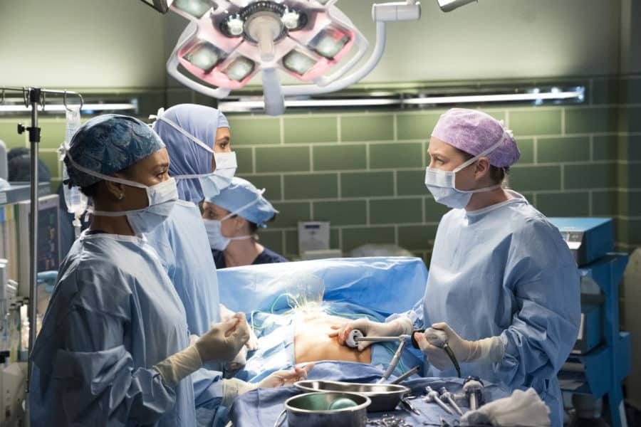 KELLY MCCREARY, SOPHIA ALI, ELLEN POMPEO | Tell-Tale TV KELLY MCCREARY, SOPHIA ALI, ELLEN POMPEO Preview — Grey’s Anatomy Season 15 Episode 8: Blowin’ in the Wind - Part 2