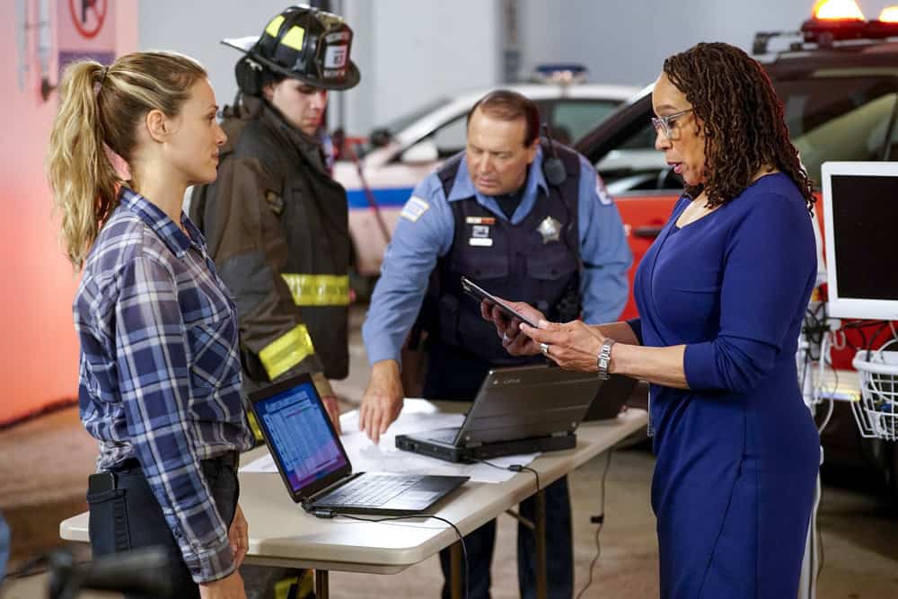 Chicago Med Season 4 Episode 7 - Tracy Spiridakos as Det. Hailey Upton, S. Epatha Merkerson as Sharon Goodwin Preview — Chicago Med Season 4 Episode 7: The Poison Inside Us - Part 2 Chicago Med Season 4 Episode 7 - Tracy Spiridakos as Det. Hailey Upton, S. Epatha Merkerson as Sharon Goodwin