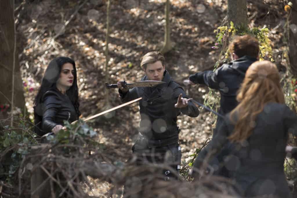 Shadowhunters Season 3 Episode 20 - EMERAUDE TOUBIA, DOMINIC SHERWOOD Preview — Shadowhunters Season 3 Episode 20: City of Glass