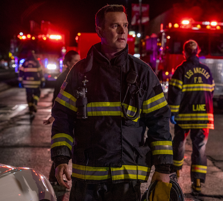 911-Ep-216_Sc52_0057 Preview — 9-1-1 Season 2 Episode 16: Bobby Begins Again - Part 2 9-1-1 Season 2 Episode 16 - Peter Krause	as Bobby Nash