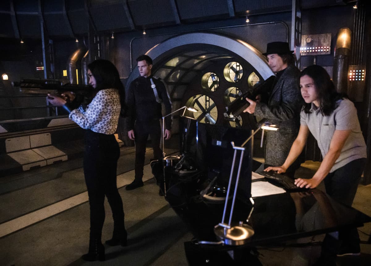 FLA522a_0331b Preview — The Flash Season 5 Episode 22: Legacy