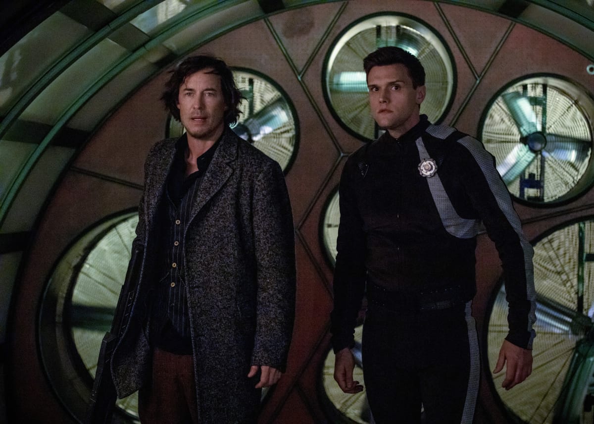 FLA522a_0874b Preview — The Flash Season 5 Episode 22: Legacy