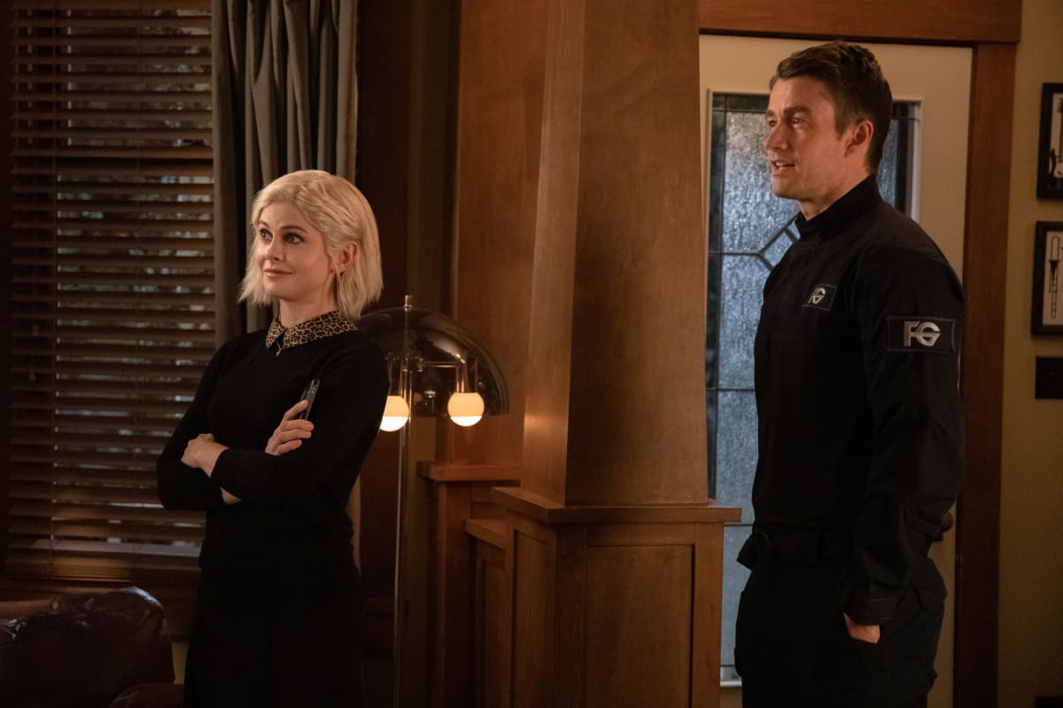 iZombie Season 5 Episode 6 - Rose McIver as Liv and Robert Buckley as Major iZombie Review: The Scratchmaker (Season 5 Episode 6) iZombie Season 5 Episode 6 - Rose McIver as Liv and Robert Buckley as Major